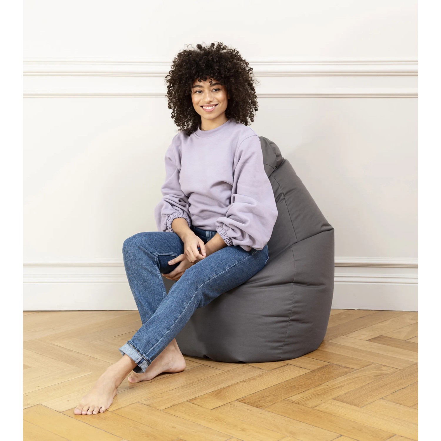 Sitting Point Sitzsack Brava BeanBag 300 l Eukalyptus mit sitzender Person.