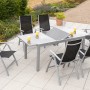 7-teiliges Gartenmöbel-Set Carrara in Schwarz mit Ausziehtisch (160/220x90 cm) auf Terrasse.