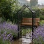 Schwarzer Rosenbogen mit Tor im Garten, umrankt von Lavendel. Rankhilfe aus Eisen, abschließbar.