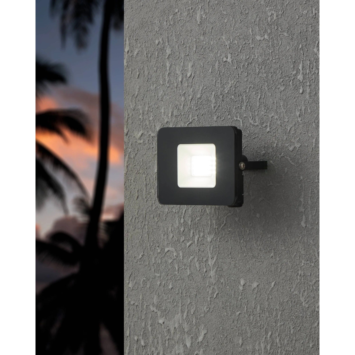 Schwarzer Eglo LED-Außenstrahler Faedo 3 an grauer Wand. Quadratische Form, modernes Design.
