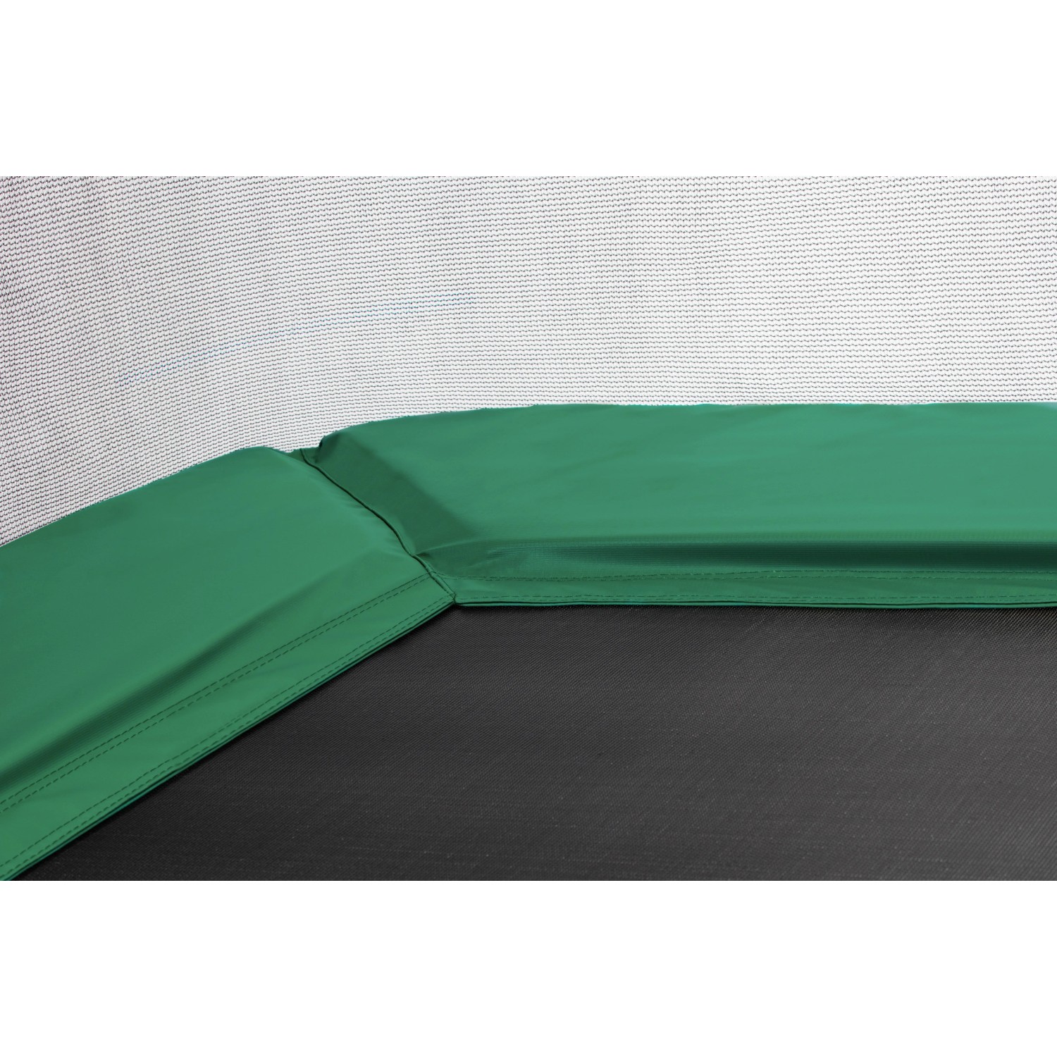 Detailansicht: Grünes Salta Trampolin Combo mit Sicherheitsnetz und Schutzrand.