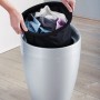 Silberner Wenko Badhocker Candy mit Wäschesack (20 l) wird befüllt.