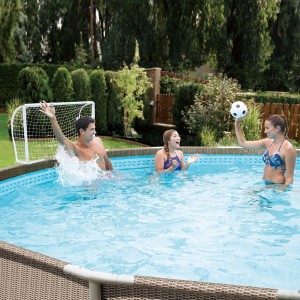 Summer Waves Wasser Fußballtor-Set im Pool mit spielenden Personen und Fußball.