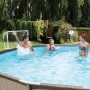 Summer Waves Wasser Fußballtor-Set im Pool mit spielenden Personen und Fußball.