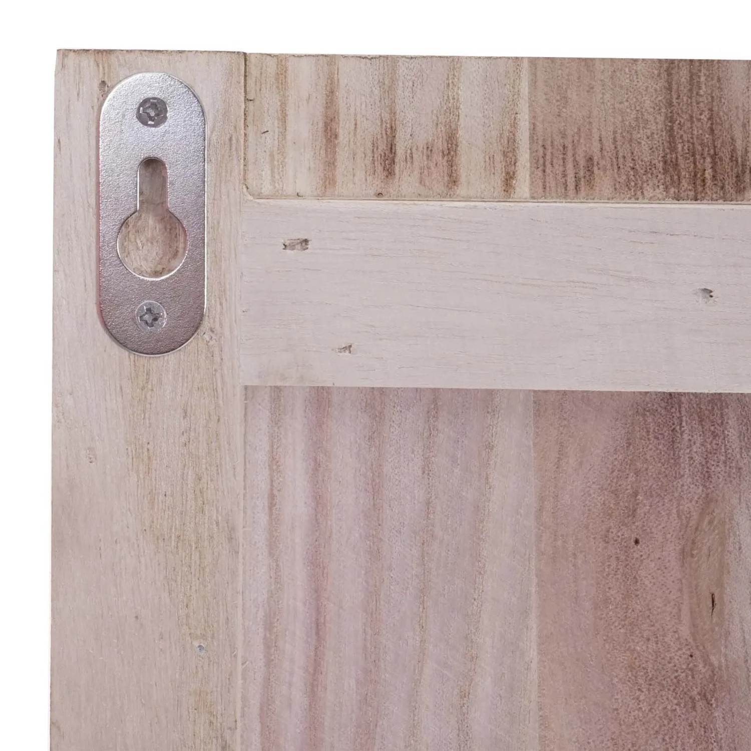 Detailansicht der Rückseite der naturbraunen Wandgarderobe im Shabby-Look mit Aufhängung.