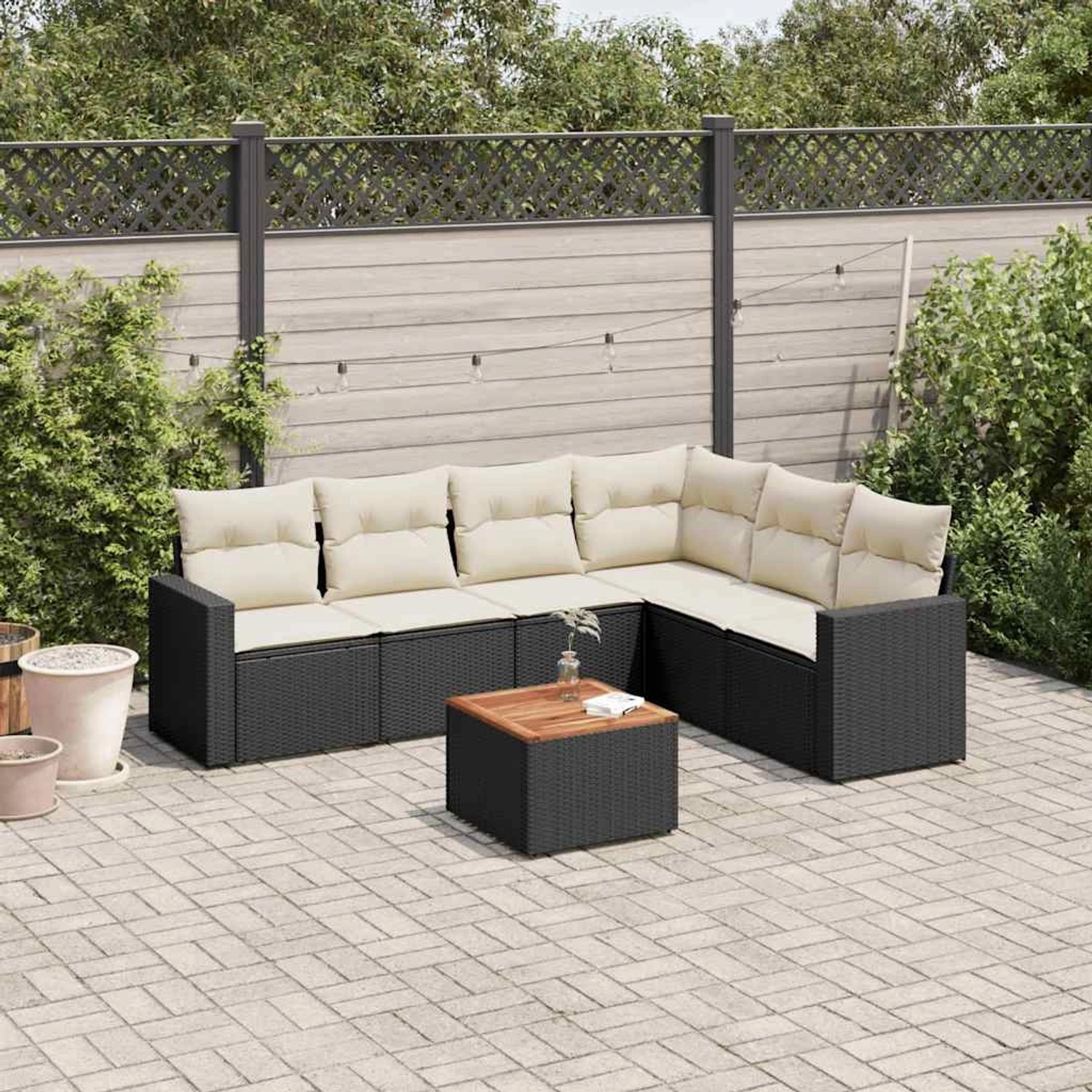 Schwarze 7-tlg. vidaXL Garten-Sofagarnitur aus Rattan mit cremefarbenen Kissen und Tisch.