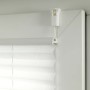 Detailaufnahme: Weißes Gardinia Easy Fix Plissee Tag und Nacht am Fenster.