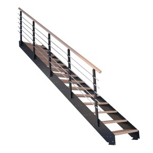 Treppe Kos mit 15 Stufen aus Buche, geölt, mit schwarzem Metallgeländer. FSC®-zertifiziert.