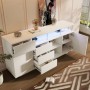Weißes Merax Sideboard 160 cm mit LED-Beleuchtung, Acrylstützen, Schubladen & Türen für Stauraum im Wohnzimmer.