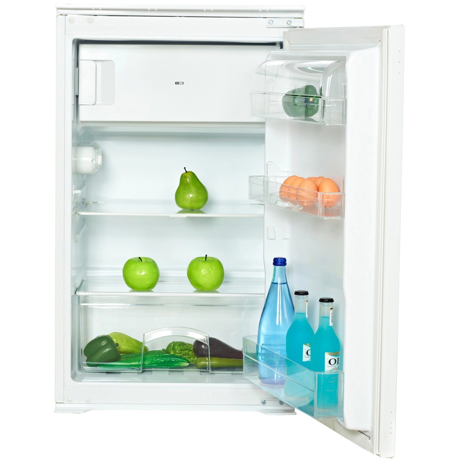 Geöffneter, weißer Kühlschrank der Küchenzeile Arizona mit Lebensmitteln wie Äpfel, Eier und Getränke.