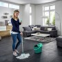Leifheit Wischmop-Set Classic mit Eimer und Auswringer im Einsatz in einem Wohnzimmer.
