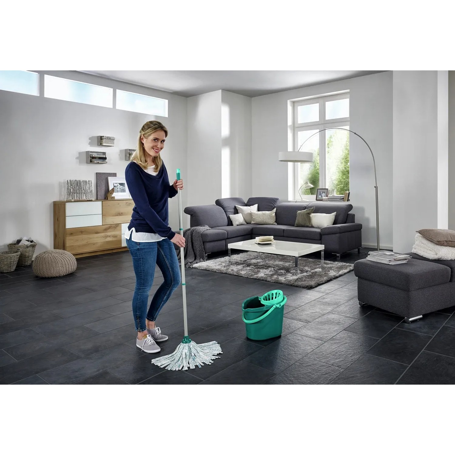Leifheit Wischmop-Set Classic mit Eimer und Auswringer im Einsatz in einem Wohnzimmer.