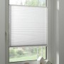 Weißes Schöner Wohnen Plissee Milla 50x130 cm am Fenster, blickdicht und lichtdurchlässig.