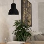 Schwarze Eglo Design-Tischlampe Capoliveri-E mit Metallschirm, Ø 17,5 cm.