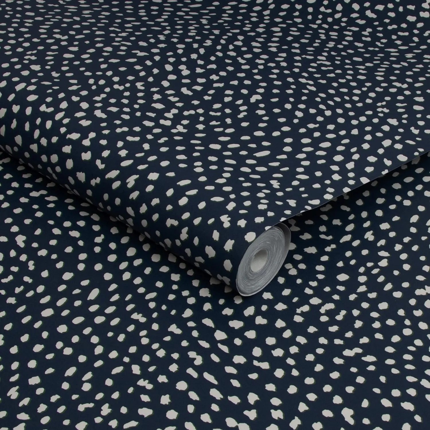 Blaue Vliestapete mit Punktmuster (Guinea Spot French Navy Blau) von Joules, Rollenansicht.