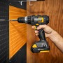 Texas 20V Akku-Schlagbohrmaschine IDX2000 beim Schrauben in eine Wand.