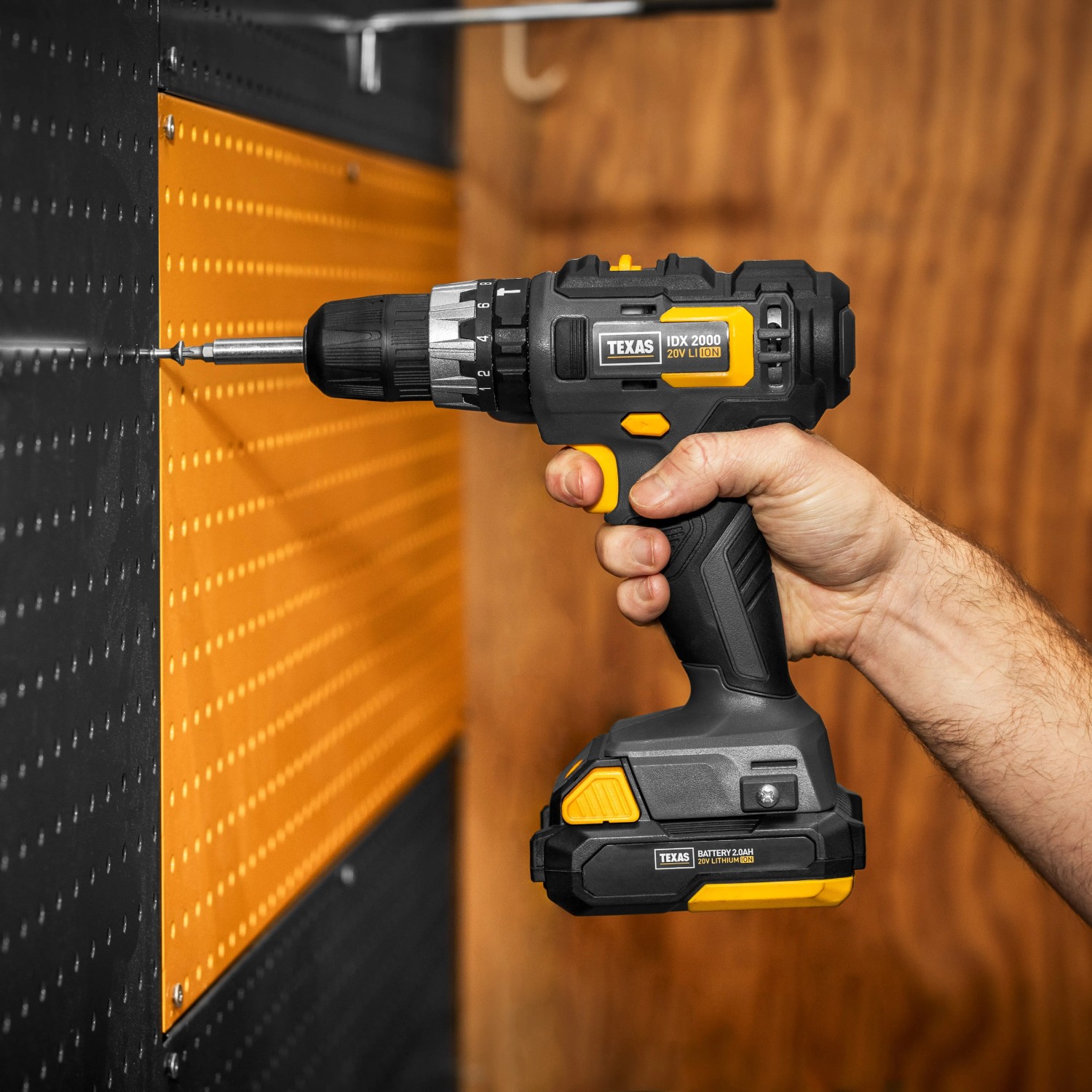 Texas 20V Akku-Schlagbohrmaschine IDX2000 beim Schrauben in eine Wand.