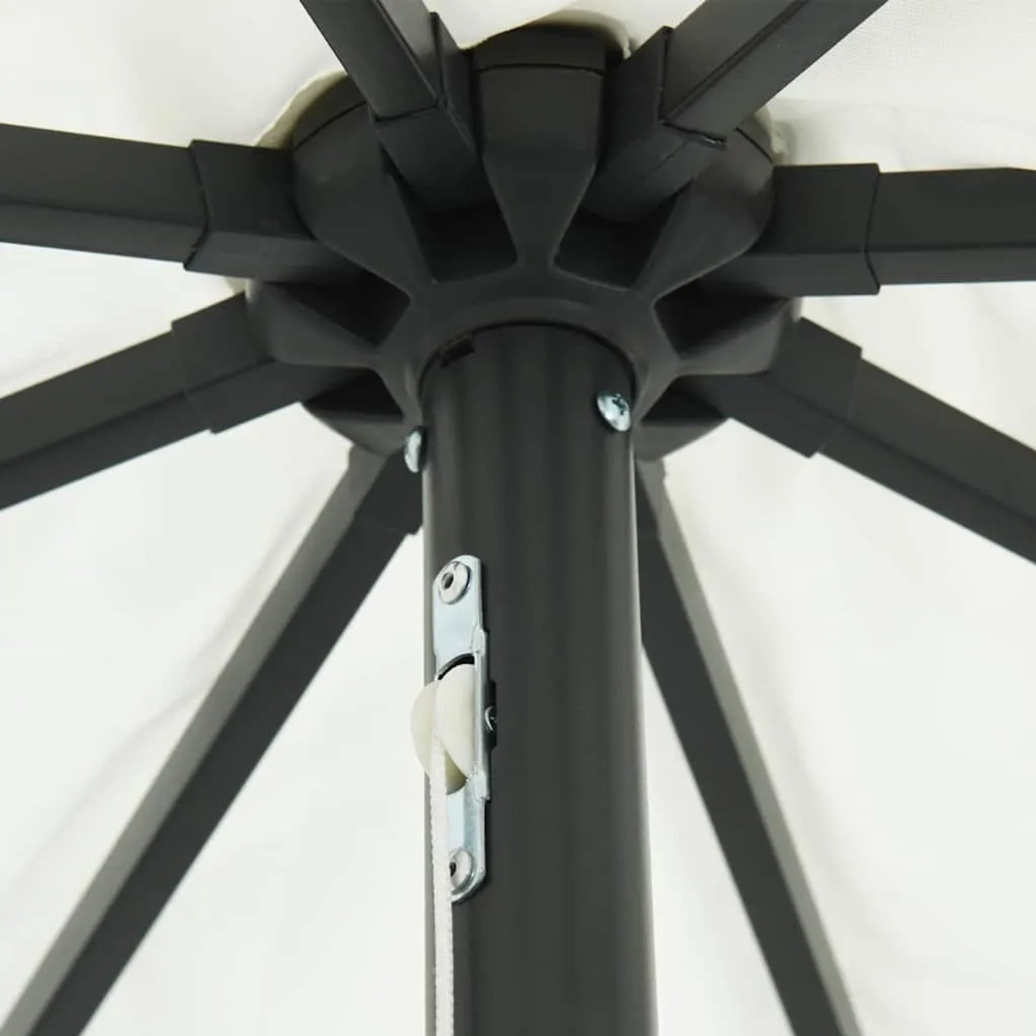 Detailansicht vidaXL Gartenparasol: Schwarzer Stahlmast, Schirmarme und manueller Neigungsmechanismus. Weißer Schirmstoff.