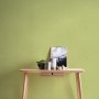 Helle, matte, hellgrüne Vliestapete Uni von OBI, glatte Oberfläche, FSC®-zertifiziert.