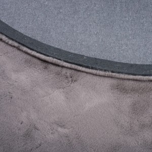 Detailaufnahme: Runder, grauer Fellteppich 'Pergamon Luxus Super Soft Plush', 120x120cm. Weiches Kunstfell.
