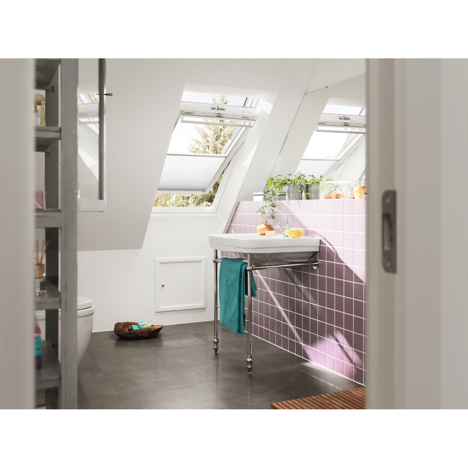 Helles Badezimmer mit weißem Velux Plissee FHL C02 1016S am Dachfenster.