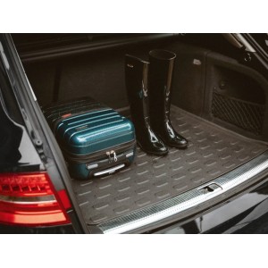 Anthrazit Kofferraummatte 100x90 cm aus PE im Auto mit Koffer & Stiefeln. Schützt den Kfz-Kofferraum.