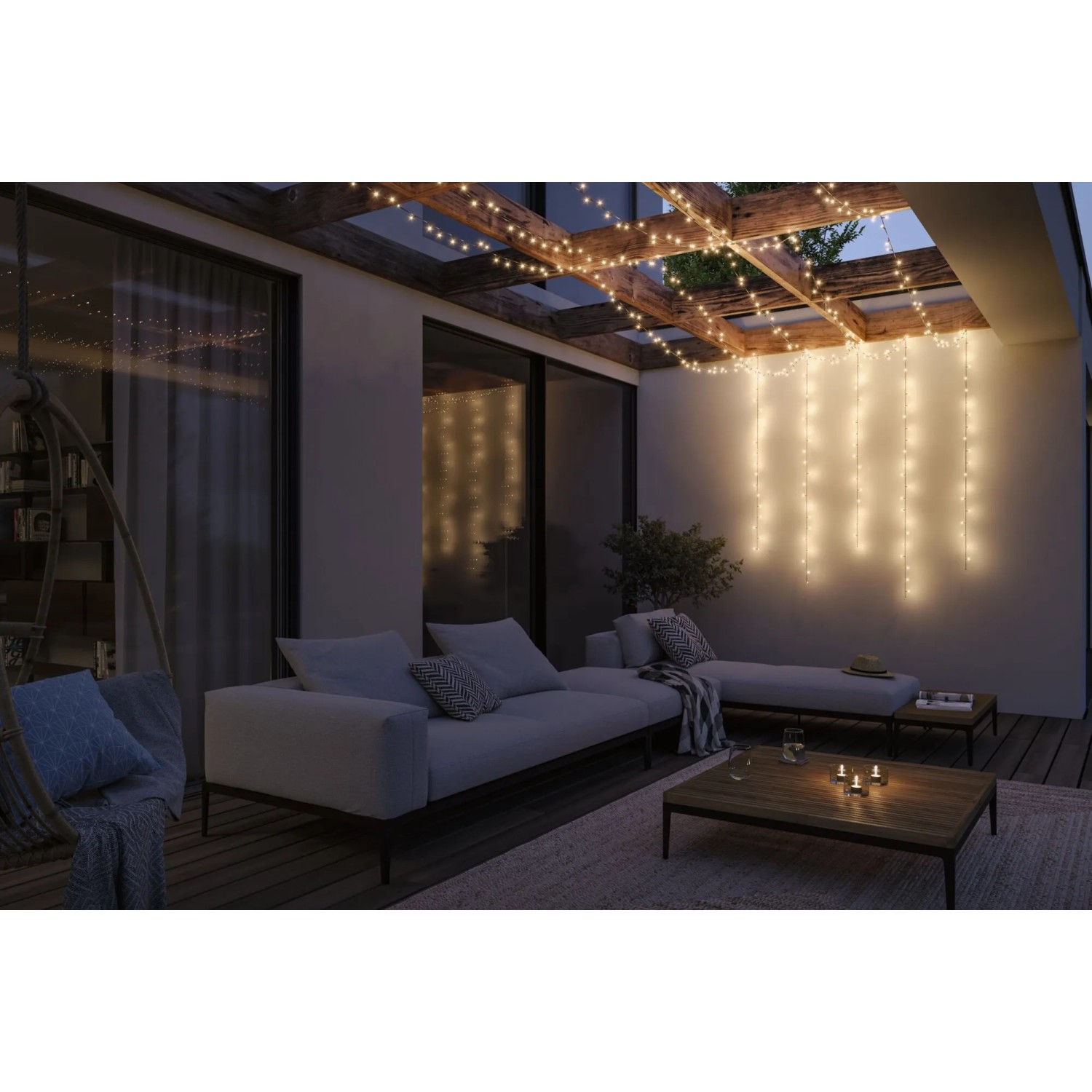 Paulmann LED-Lichterkette Yuna Plug & Shine Warmweiß, Schwarz, 5m, dekoriert eine Terrasse mit gemütlichem Licht.