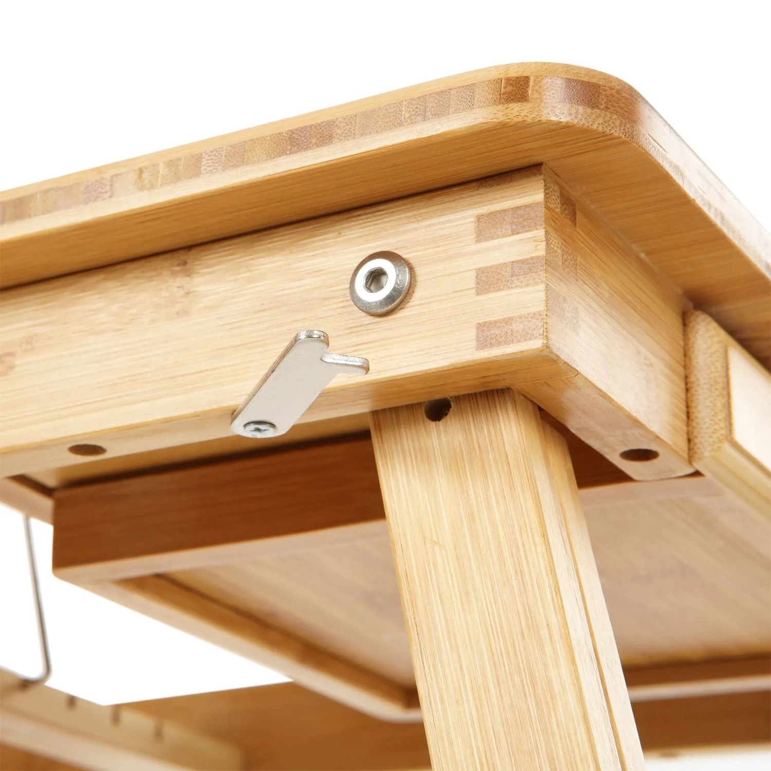 Detailansicht: Songmics Laptoptisch aus Bambus, naturfarben, mit Metallriegel.