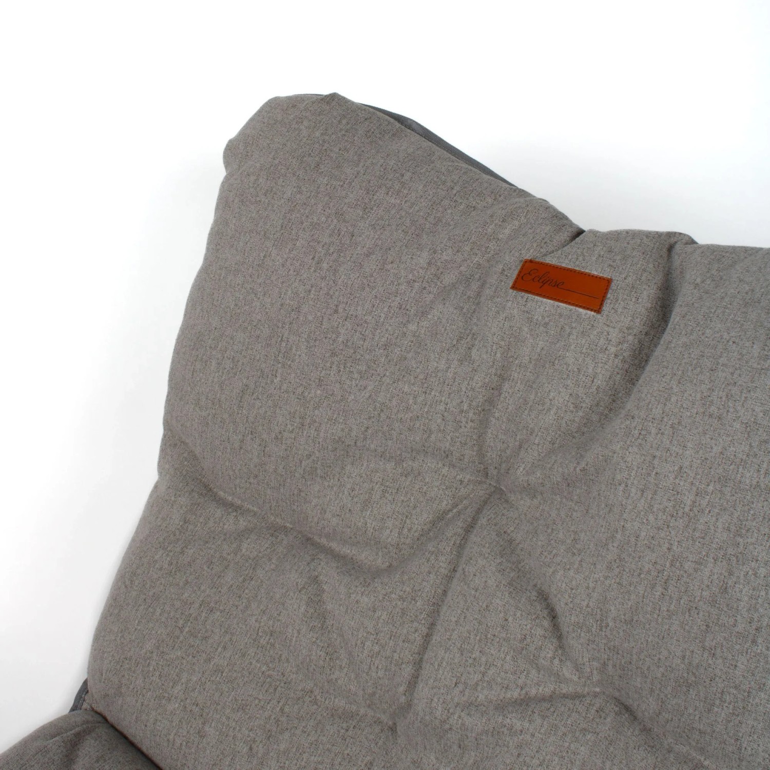 Detailansicht: Grauer Eclipse Campingstuhl Herkules, gepolstert mit braunem Logo-Patch.