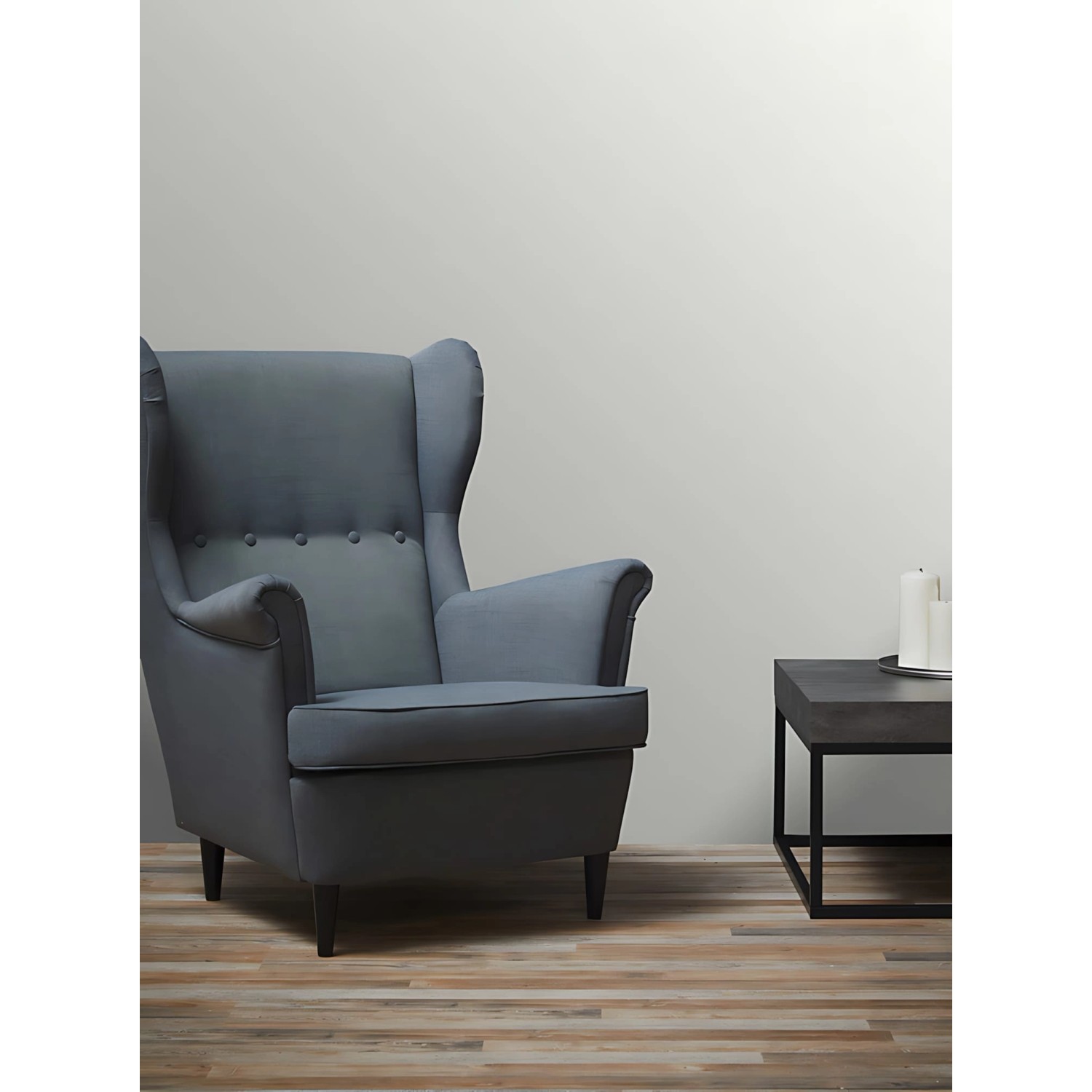 Raum mit weißer PROFHOME Textiloptik Tapete, Sessel und Tisch mit Kerzen.