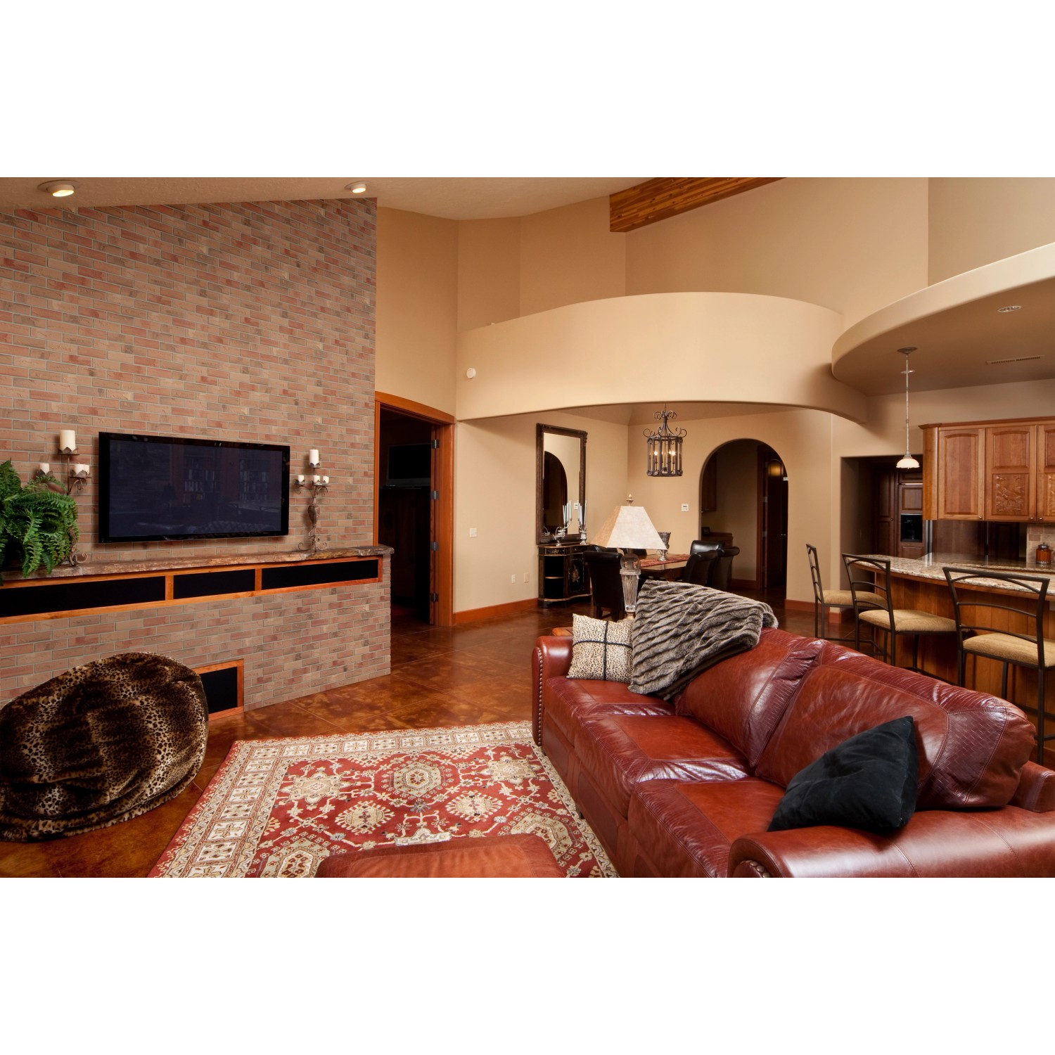 Wohnzimmer mit Wandverkleidung aus Elabrick Verblender Palermo in Steinoptik.