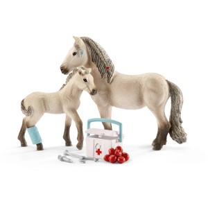 Schleich Horse Club Hannahs Erste-Hilfe-Set mit Island Pony Stute, Fohlen, Verband, Spritze und Äpfeln.