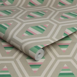 Mehrfarbige Joules Vliestapete Hallaton Kilim Garden Greens mit geometrischem Muster.