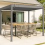 Selbsttragende, taupefarbene Cazeboo Piana Bioklimatische Pergola 3x2m aus Aluminium mit Esstisch und Stühlen.
