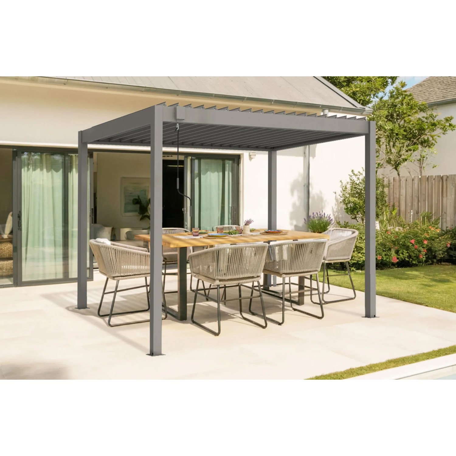 Selbsttragende, taupefarbene Cazeboo Piana Bioklimatische Pergola 3x2m aus Aluminium mit Esstisch und Stühlen.