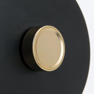 Detailaufnahme: Schwarze Orion Wandleuchte mit goldenem Dimmer. Elegante Lampe für stimmungsvolles Licht.