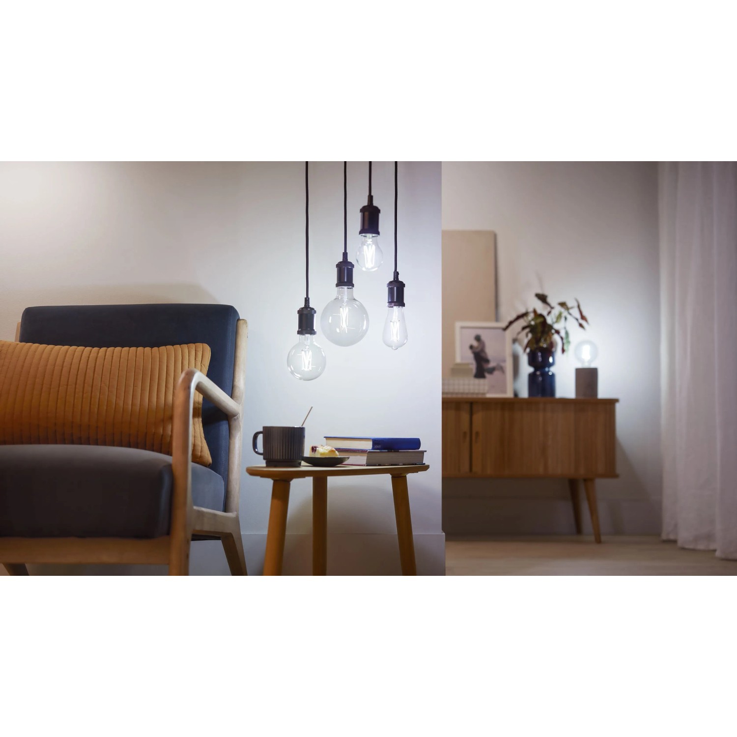 Philips Smart LED-Filament Leuchtmittel, 60W E27 Edison, klare Vintage-Optik im Wohnraum.