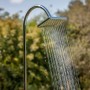 Gre Solardusche aus Aluminium, 18 l, schwarz, mit laufendem Wasser im Garten.