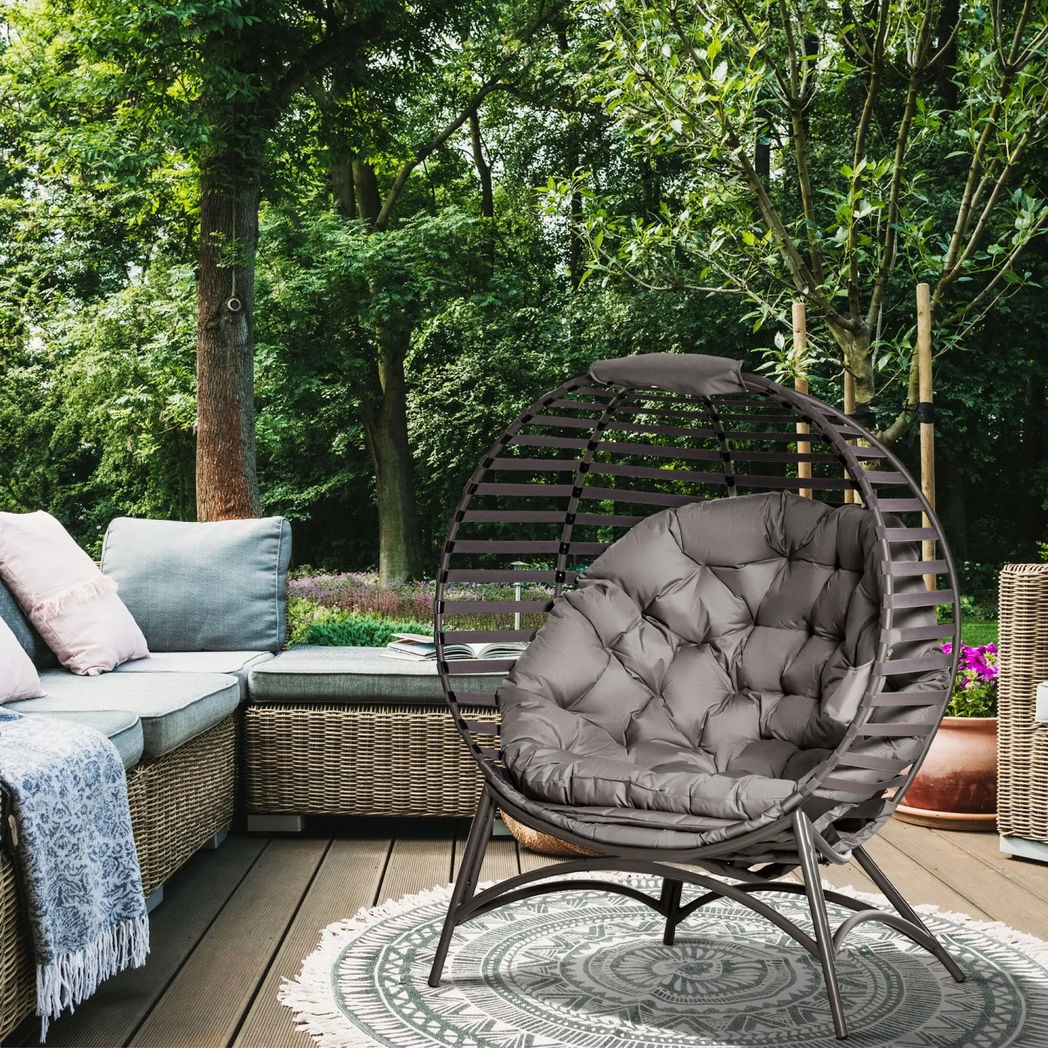 Outsunny Gartenstuhlkorb mit dickem Kissen, Stahlrahmen, sandbraun. Bequeme Gartenbank für Terrasse und Balkon.