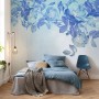 Fototapete Blue Aura in Blau (350x250 cm) im Schlafzimmer mit floralem Muster.