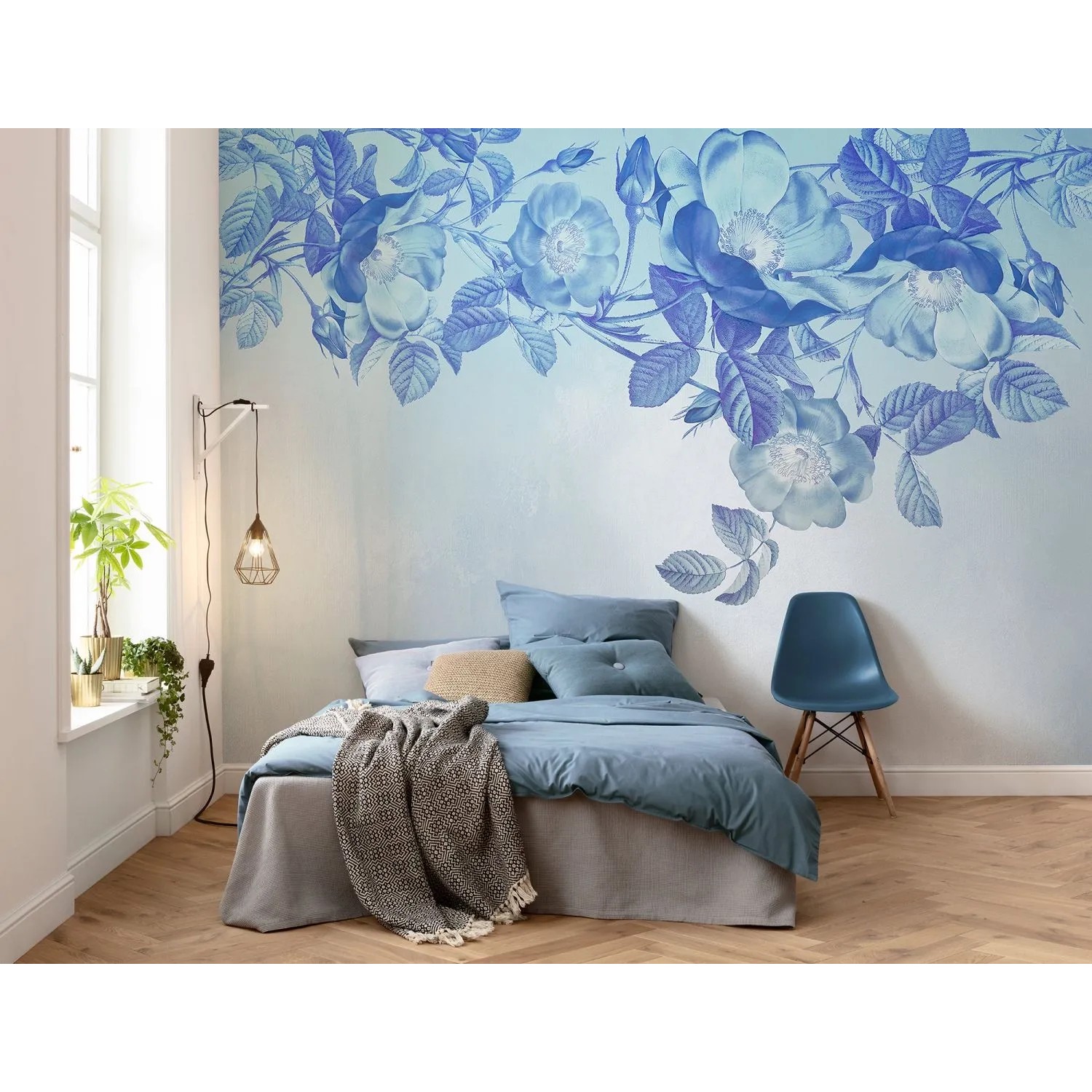 Fototapete Blue Aura in Blau (350x250 cm) im Schlafzimmer mit floralem Muster.