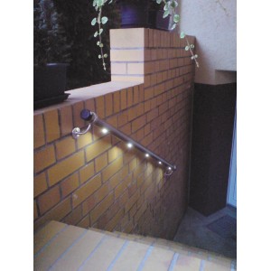 Treba LED Handlauf-Set PiccoRail aus Edelstahl, beleuchtet eine Treppe mit Bewegungsmelder.