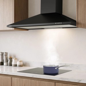 Schwarze CIARRA Wandhaube 90 cm in moderner Küche mit LED-Beleuchtung über kochendem Topf. Dunstabzugshaube.