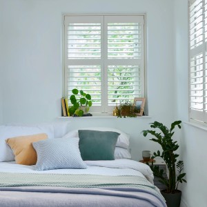 Schlafzimmer mit Laura Ashley Wandfarbe Seaspray White Hellblau an der Wand.