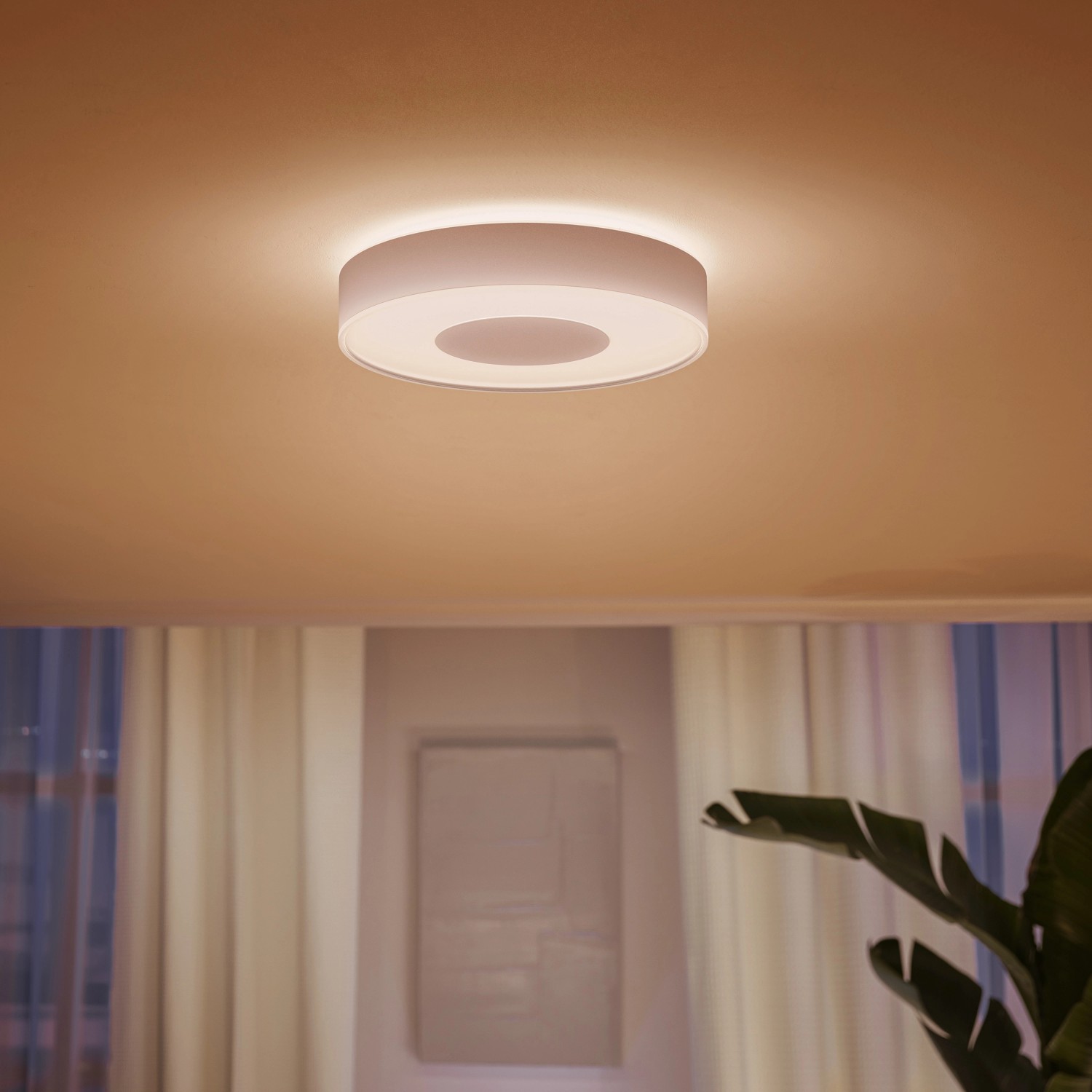 Weiße Philips Hue Infuse Deckenleuchte mit Farbwiedergabe und indirekter Beleuchtung.