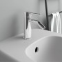 Ideal Standard Ceraline Bidetarmatur in Chrom auf einem Bidet montiert.