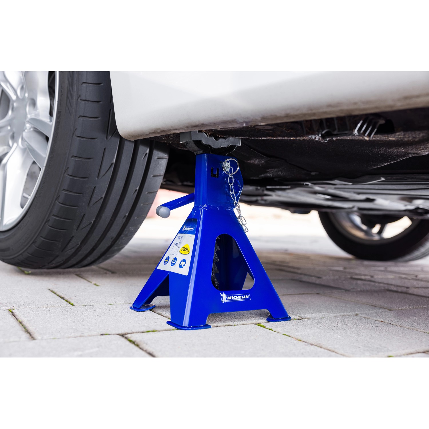 Blauer Michelin Unterstellbock (2.000 kg) stützt Auto. 9-stufig höhenverstellbar.