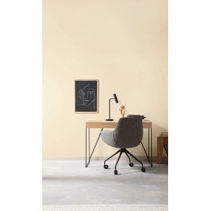 Wand in Wohliges Naturbeige von Schöner Wohnen, einladender Arbeitsplatz mit Schreibtisch und Bürostuhl.