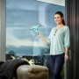 Frau reinigt Fenster mit Leifheit Fensterabzieher Window Slider M, Reinigungsgerät mit beweglichem Gelenk.