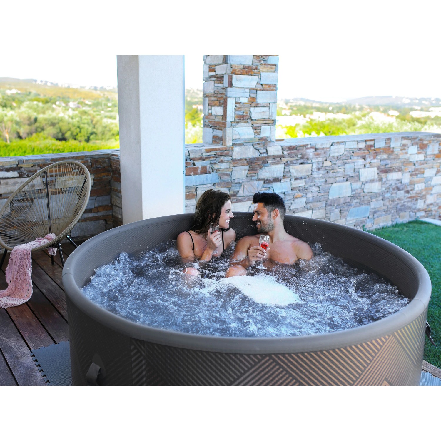MSpa Frame Whirlpool Mono AirJet mit Hydromassage im Aussenbereich mit zwei Personen.